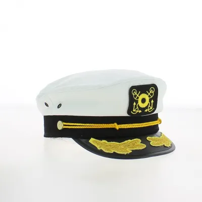 Une casquette de marin des plus fidèle, faite avec un judicieux mélange de blanc et de noir.
