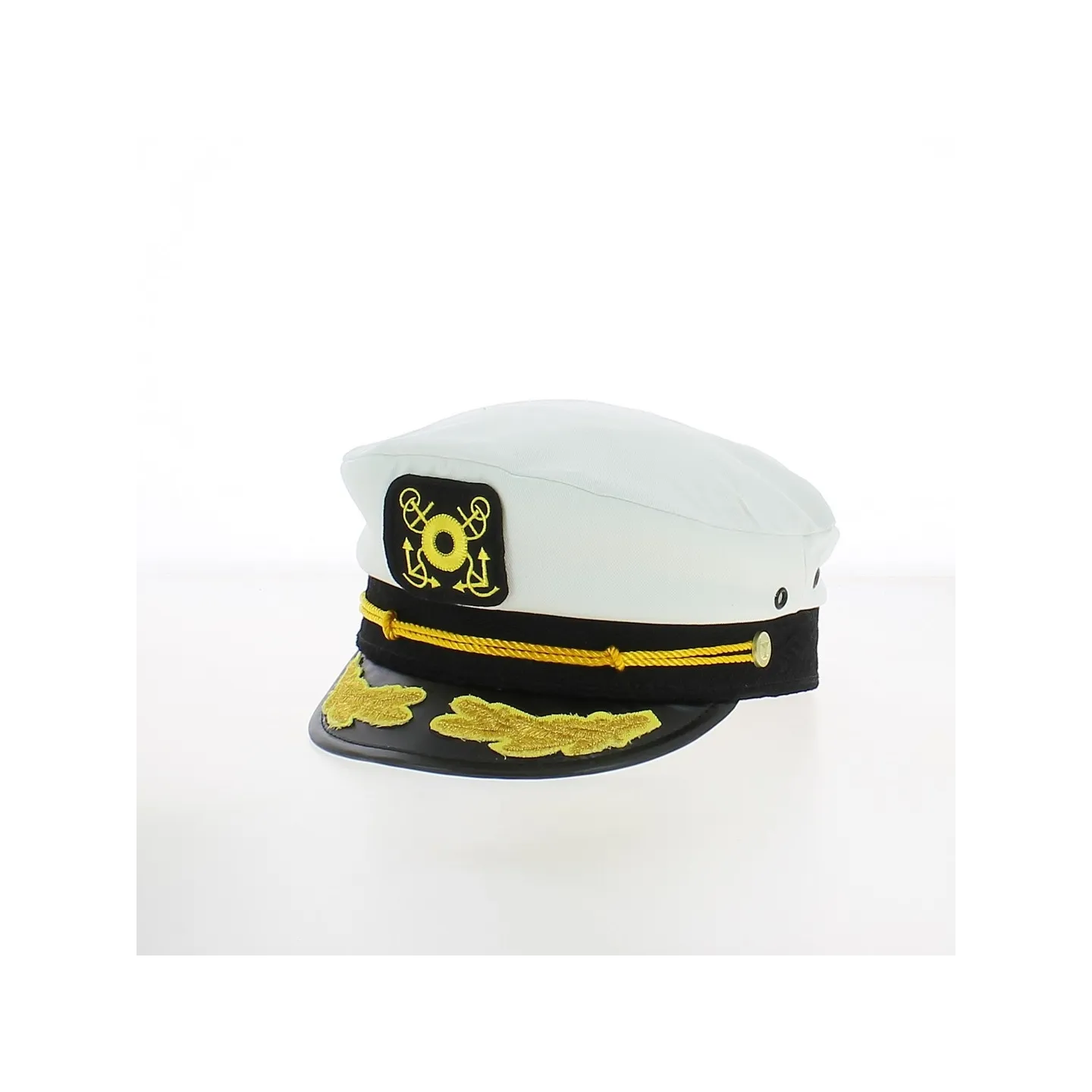 Une casquette de marin des plus fidèle, faite avec un judicieux mélange de blanc et de noir.