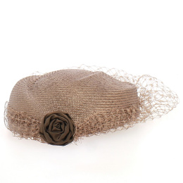 Tambourin de cérémonie taupe avec sa voilette et sa rose - Chapellerie Traclet - France