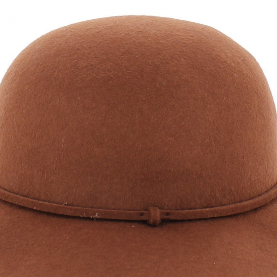 Brown felt capeline