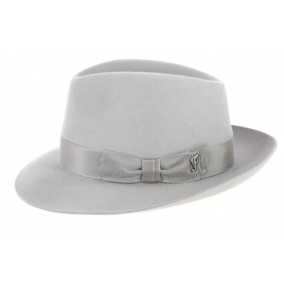 felt hat with light grey hair