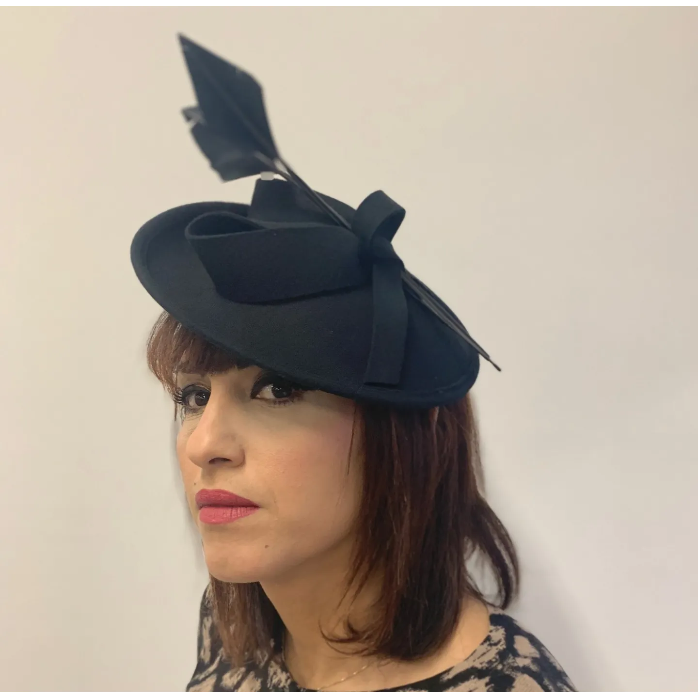 Chapeau Bibi- Serre-tête Zita Feutre Noir - Traclet ,  de cérémonie à plumes noires Reference : 3411 | Chapellerie Traclet
