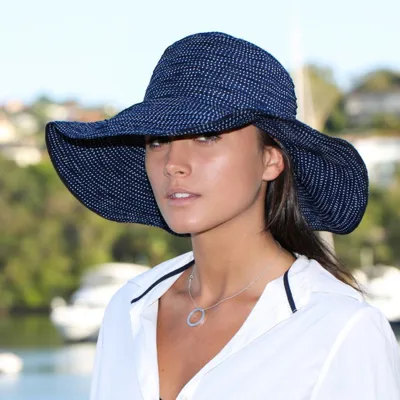 Capeline scrunchie Marine a poids blanc UPF 50+ - House Of Ord