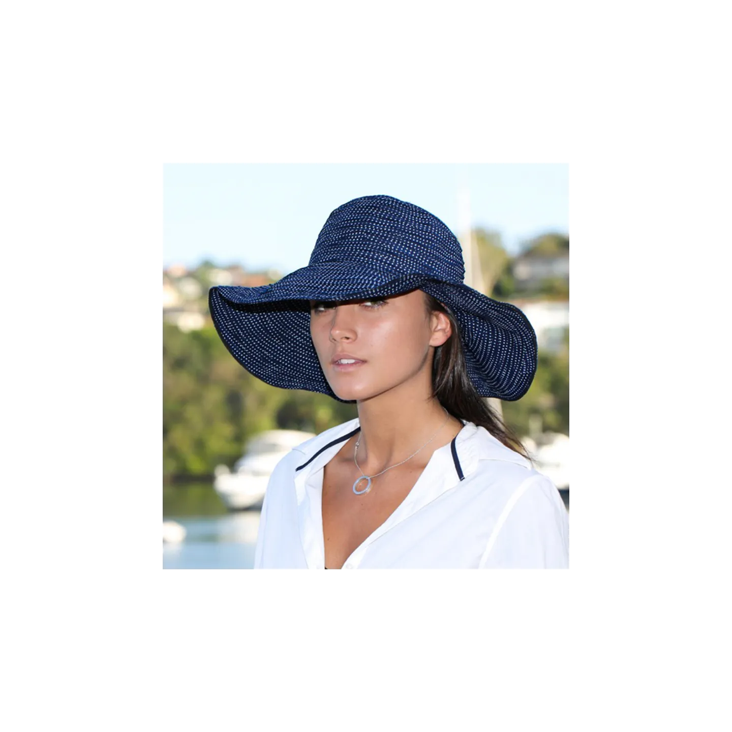 Capeline scrunchie Marine a poids blanc UPF 50+ - House Of Ord