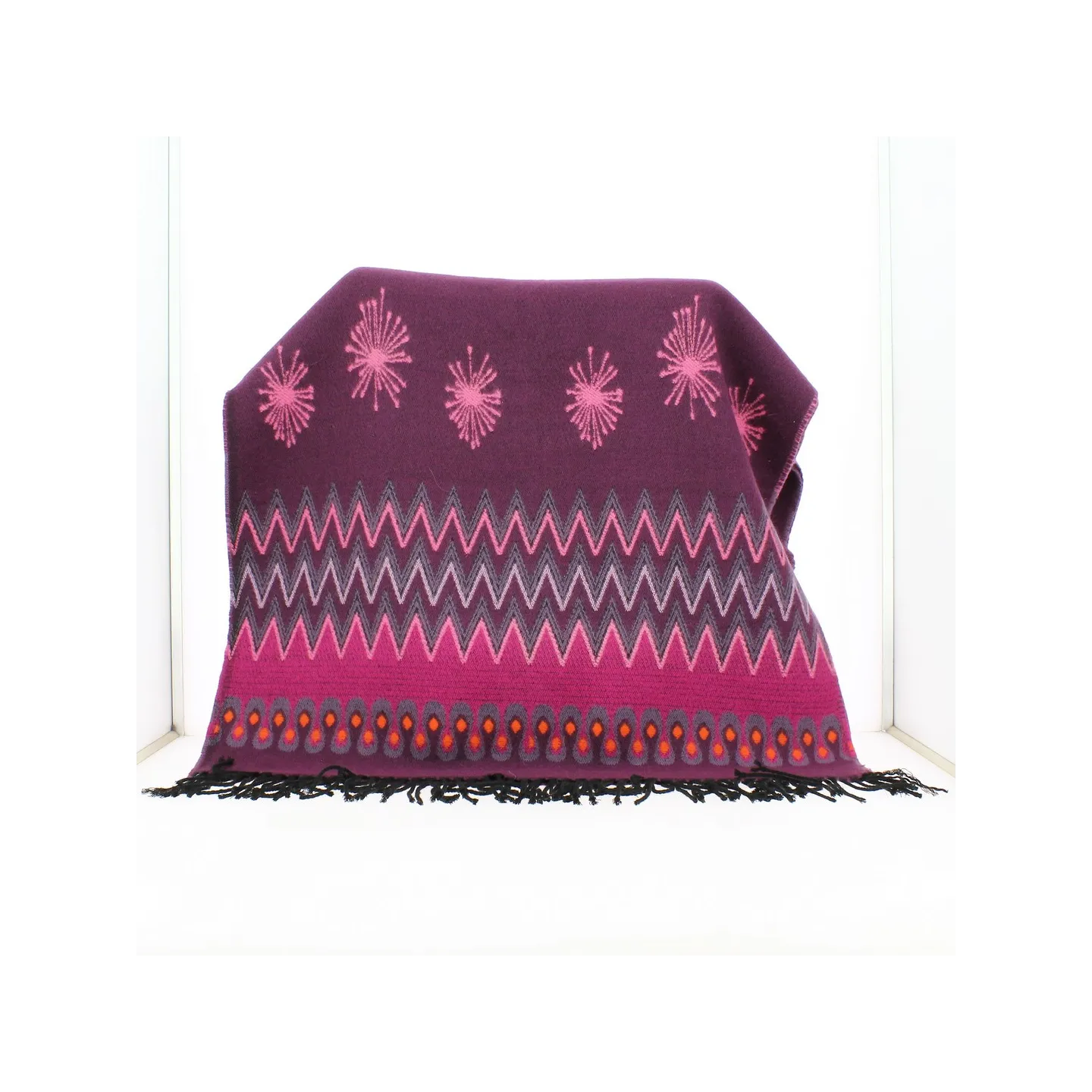 Pink scarf with geometric pattern recto - Traclet