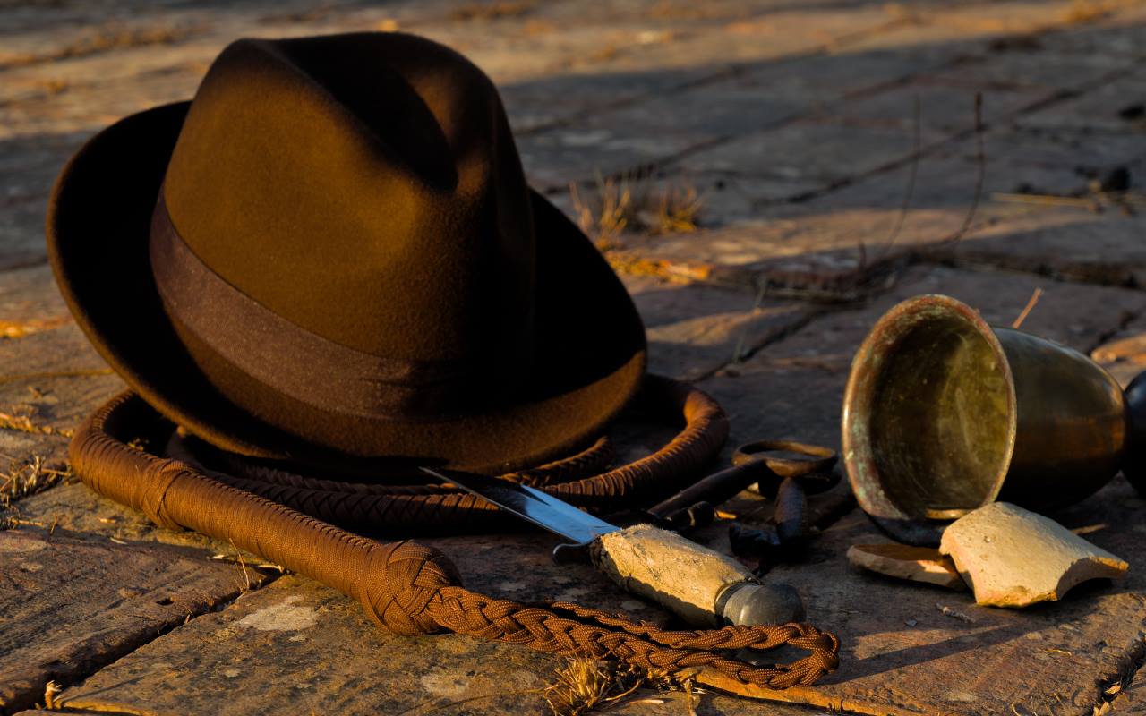 Ça laisse songeur: Le chapeau d'Indiana Jones s'arrache aux